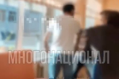 Угрожавшего детям со словами «клянусь Аллахом» мужчину сняли на видео в российской школе