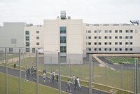 Секс с надзирательницами, дешевые наркотики и насилие. Какие порядки царят в самой современной тюрьме Великобритании?