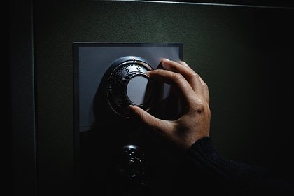 Мужчина нашел в фундаменте старого дома загадочный сейф