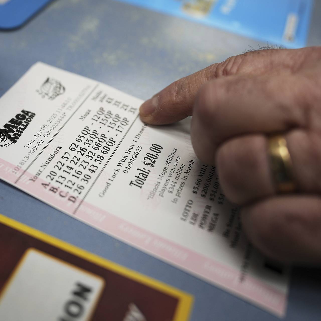 Счастливчик случайно нашел старый лотерейный билет и разбогател на 83 миллиона рублей