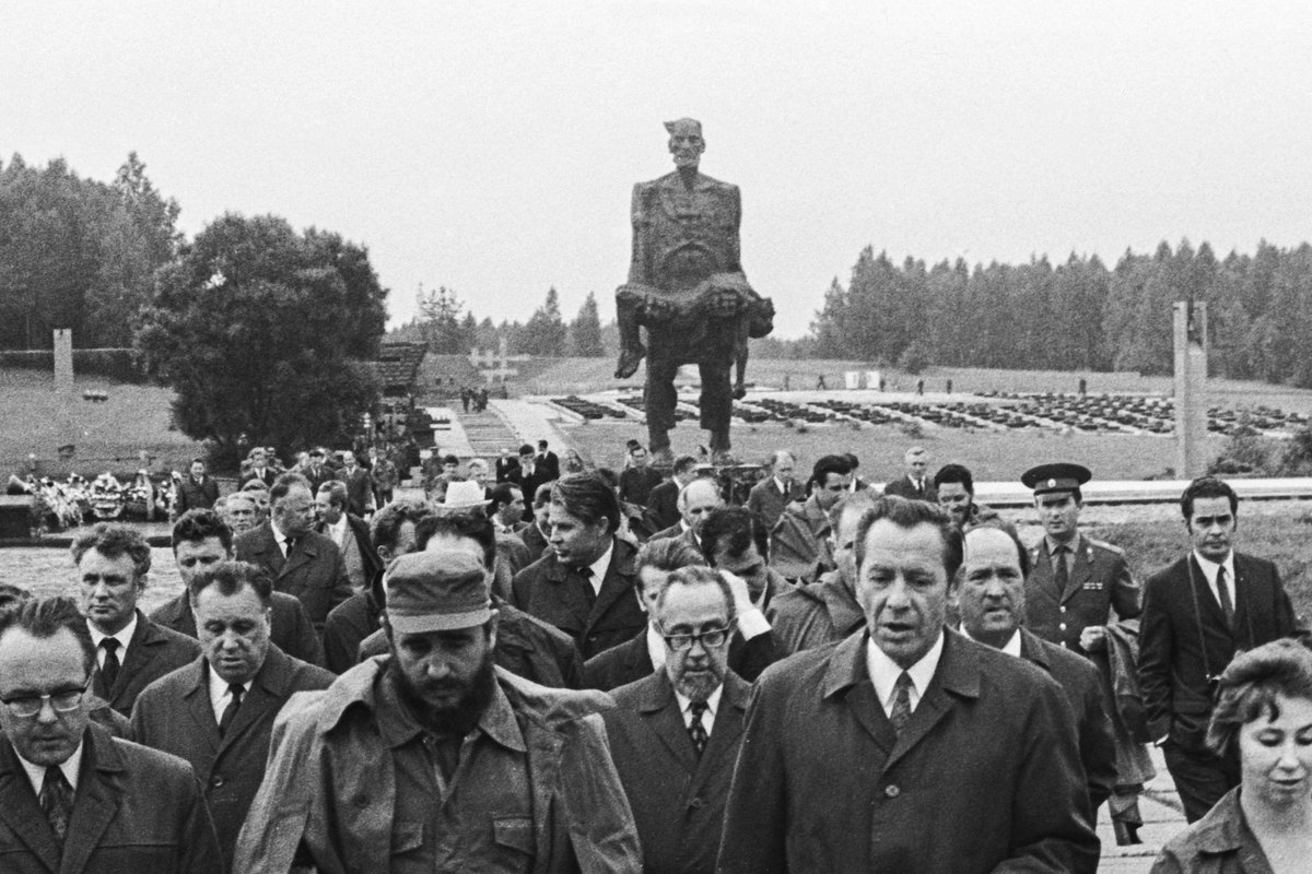 Петр Машеров и лидер Кубы Фидель Кастро посещают Хатынь, 1972 год