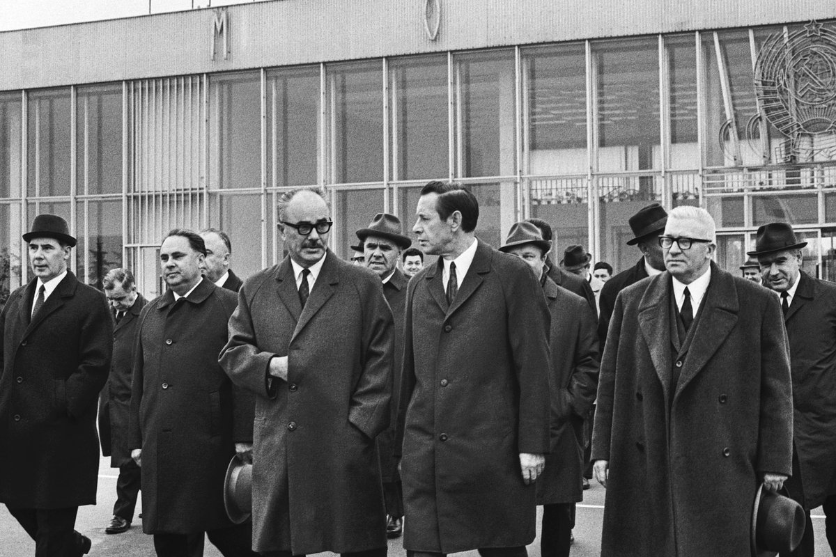 Советская делегация во главе с Машеровым (в центре) в аэропорту Внуково, 1970 год