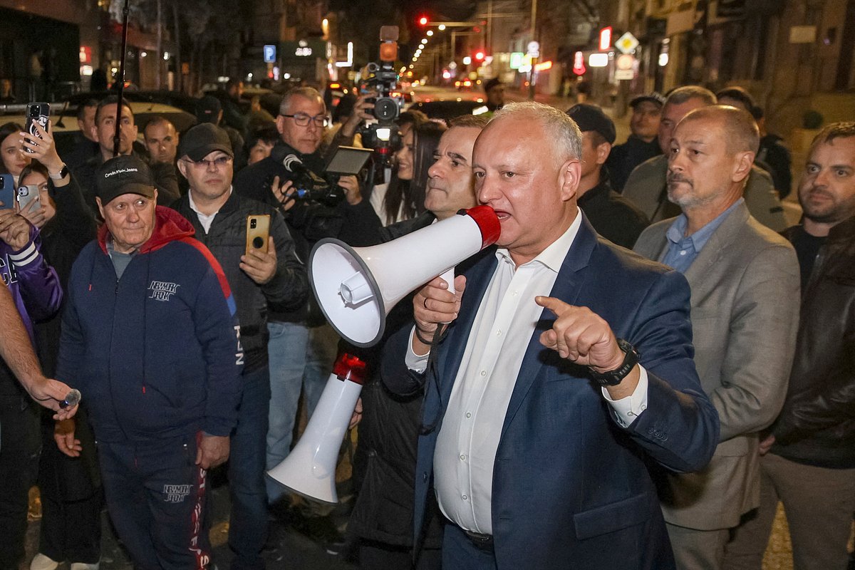 Игорь Додон, экс-президент, лидер Партии социалистов Молдавии, общается со своими сторонниками у здания Центральной избирательной комиссии (ЦИК) после закрытия избирательных участков, Кишинев, 28 сентября 2025 года