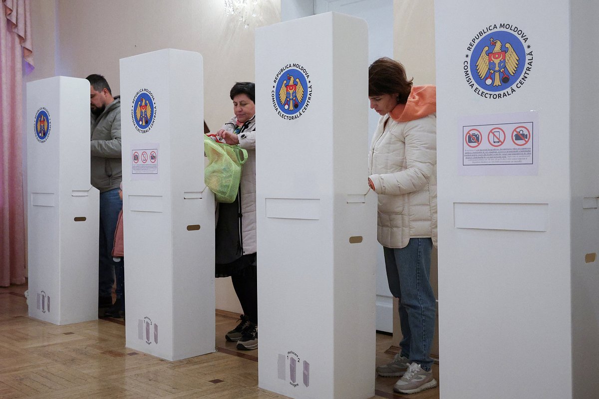 Избиратели голосуют на участке в посольстве Молдавии, Москва, Россия, 28 сентября 2025 года