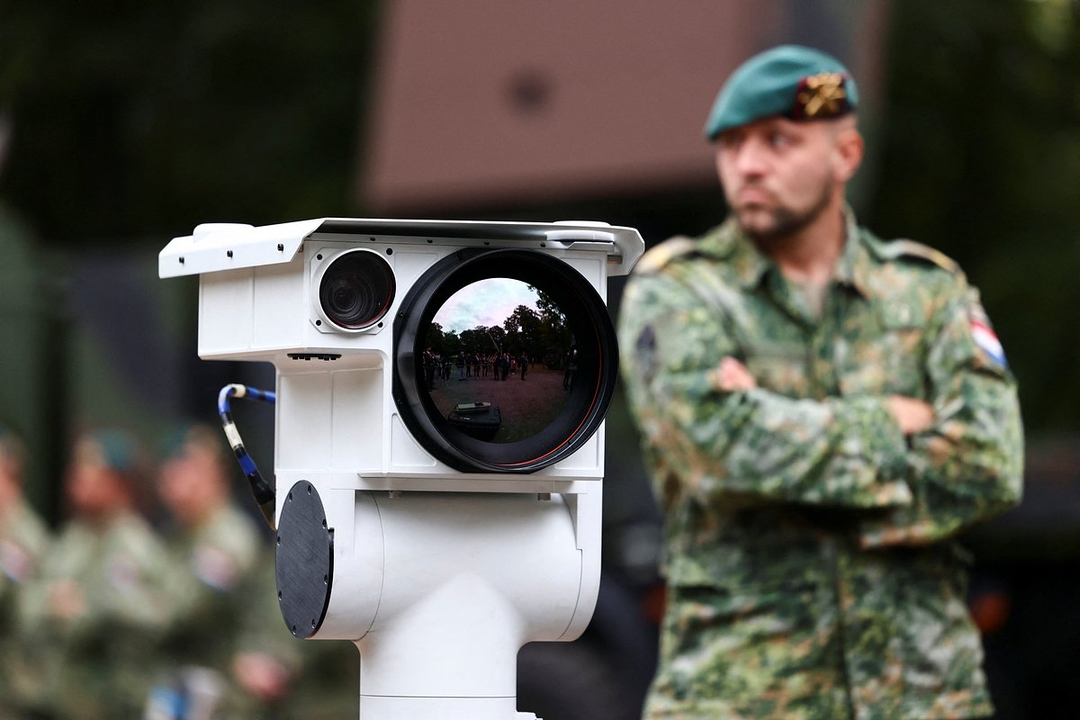 Немецкий солдат рядом с оборудованием для борьбы с беспилотниками