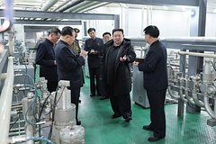 Ким Чен Ын на базе производства ядерных материалов