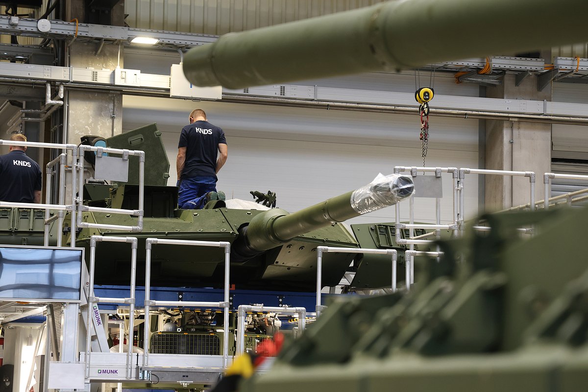 Сборка основных боевых танков Leopard 2A7 на заводе KNDS в Касселе, Германия, 1 августа 2025 года