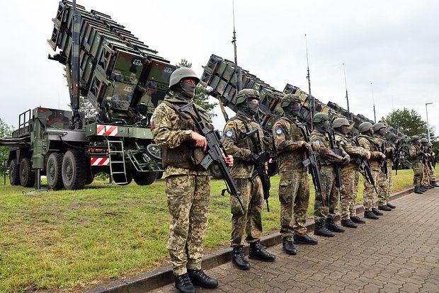 Солдаты бундесвера ФРГ и Вооруженных сил Украины возле ЗРК Patriot