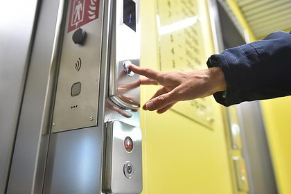 В элитной многоэтажке в Москве сломались лифты