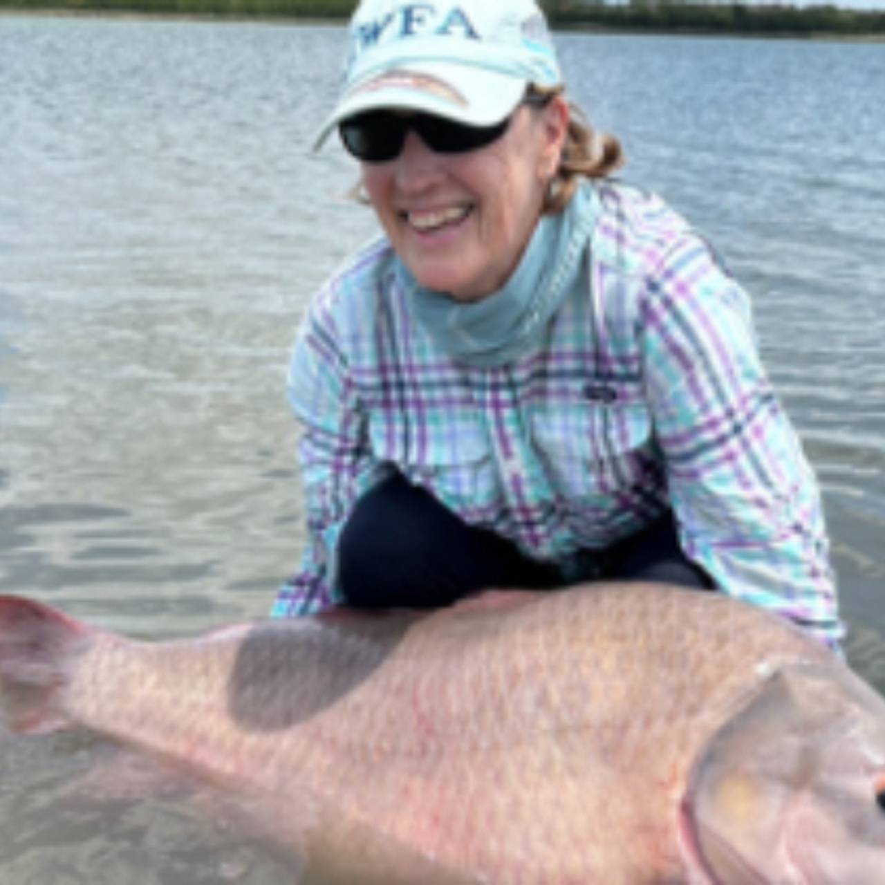Женщина поймала огромную рыбу и поставила мировой рекорд