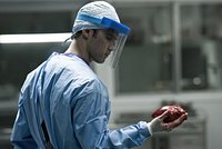 Санитары российского морга устроили обряд с мертвецом и куклами вуду. Чего они добивались и как африканский культ служит криминалу?