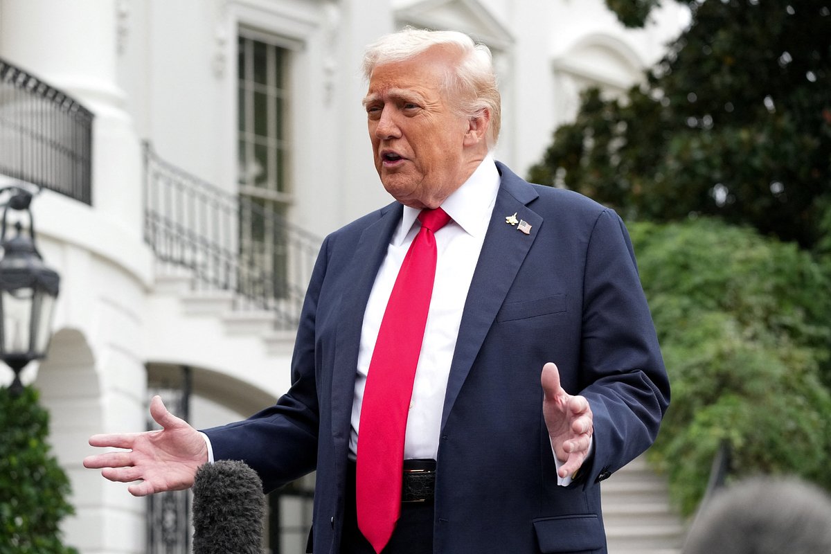 Президент США Дональд Трамп общается с прессой