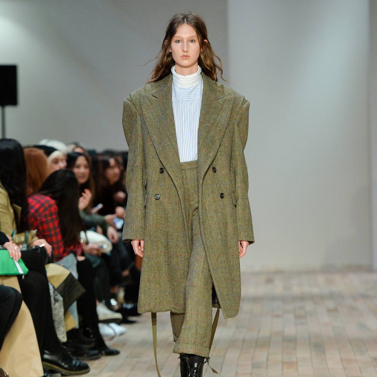 Стилист назвала самые модные цвета пальто на осень 2025 года