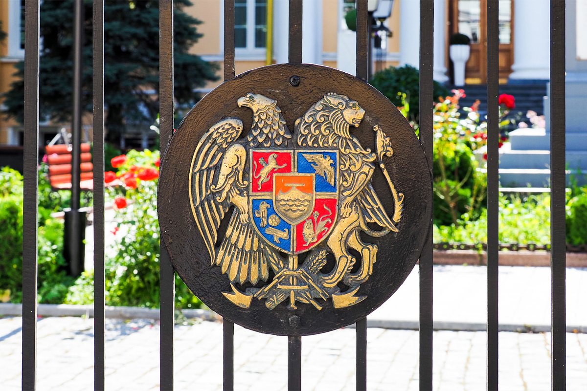 Герб Армении на заборе