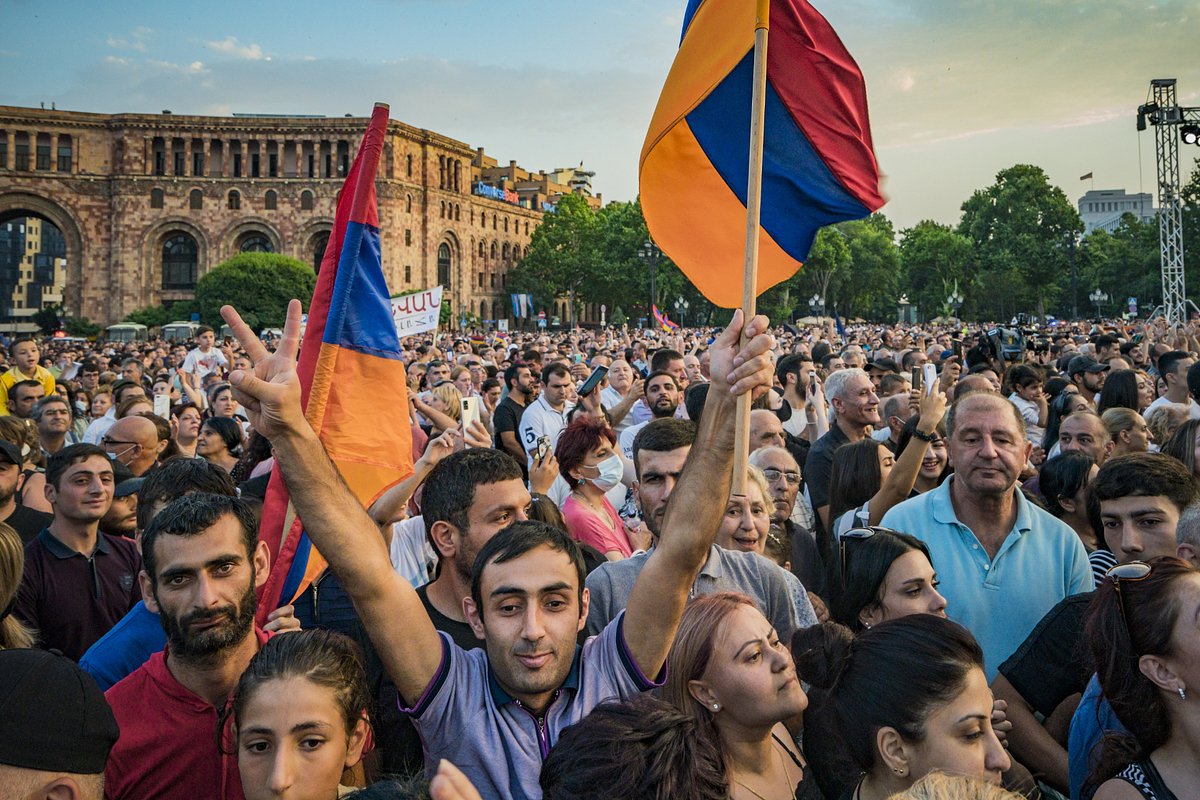 Сторонники Никола Пашиняна празднуют победу партии «Гражданский договор» на парламентских выборах, площадь Республики, Ереван, Армения