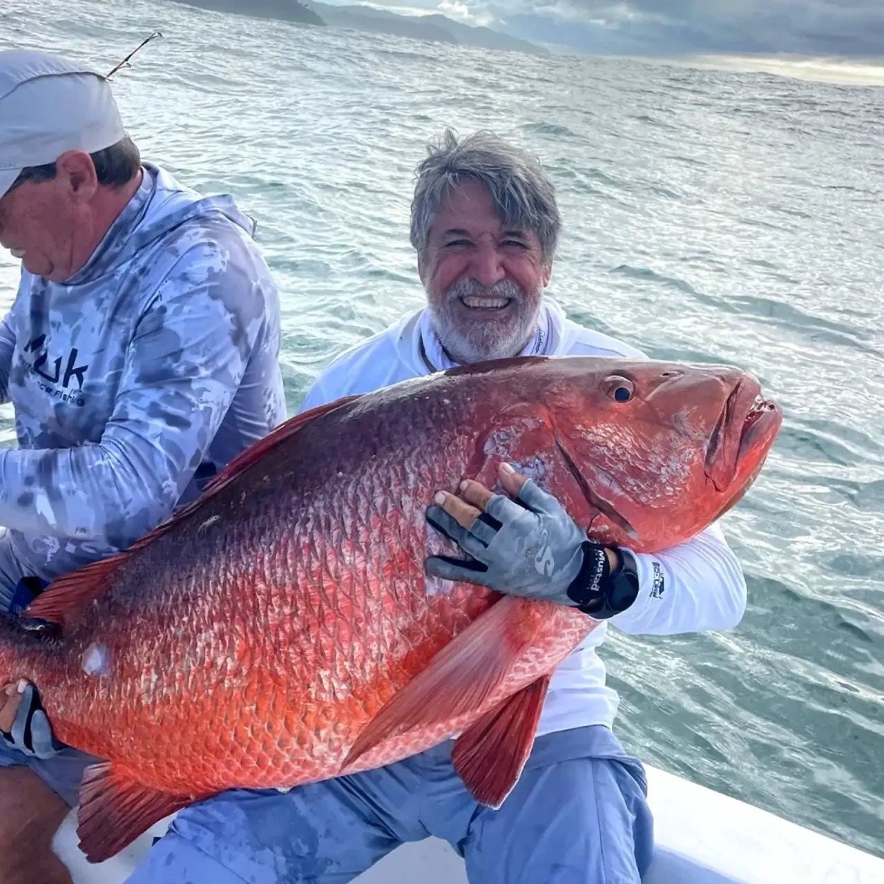 Мужчина поймал огромную рыбу и побил мировой рекорд