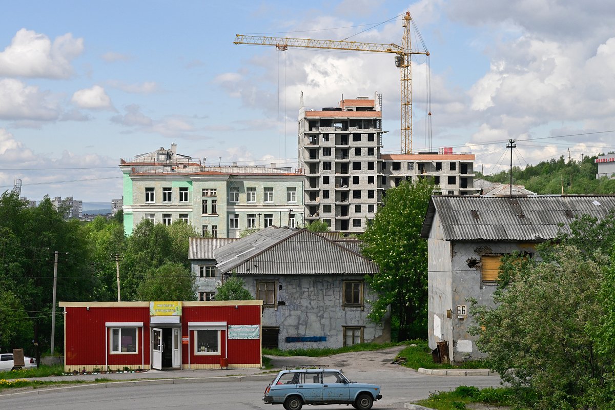 Россия. Мурманск. Строительство многоквартирного дома. По сообщению пресс-службы министерства строительства Мурманской области, в 2024 году планируется расселить из аварийного жилья около 900 жителей