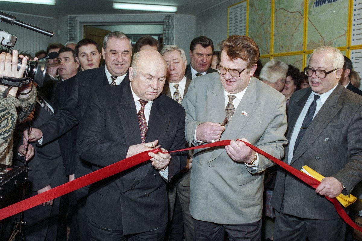 Губернатор Московской области Анатолий Тяжлов (справа) и мэр Москвы Юрий Лужков во время торжественного открытия «Моспродярмарки», 1996 год