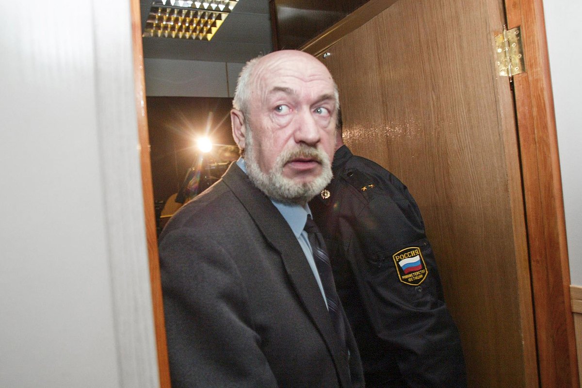 Экс-губернатор Тверской области Владимир Платов во время слушания уголовного дела, 2004 год