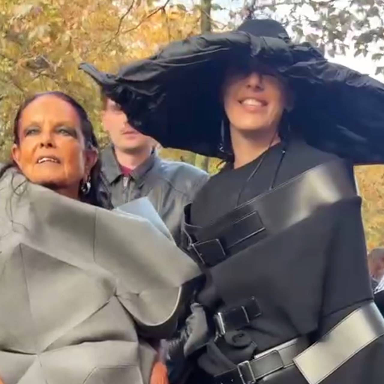 Собчак описала свою шляпу с Недели моды фразой &laquo;хер подойдешь&raquo;