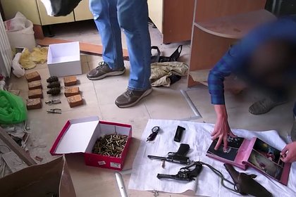 Тайник с раритетным оружием нашли в квартире сотрудника СБУ в ЛНР