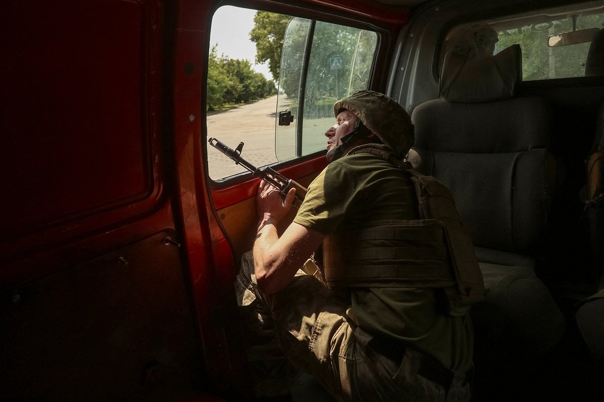 Военнослужащий 28-й отдельной механизированной бригады Вооруженных сил Украины проверяет небо на наличие беспилотников, окрестности Торецка, 2 июня 2025 года