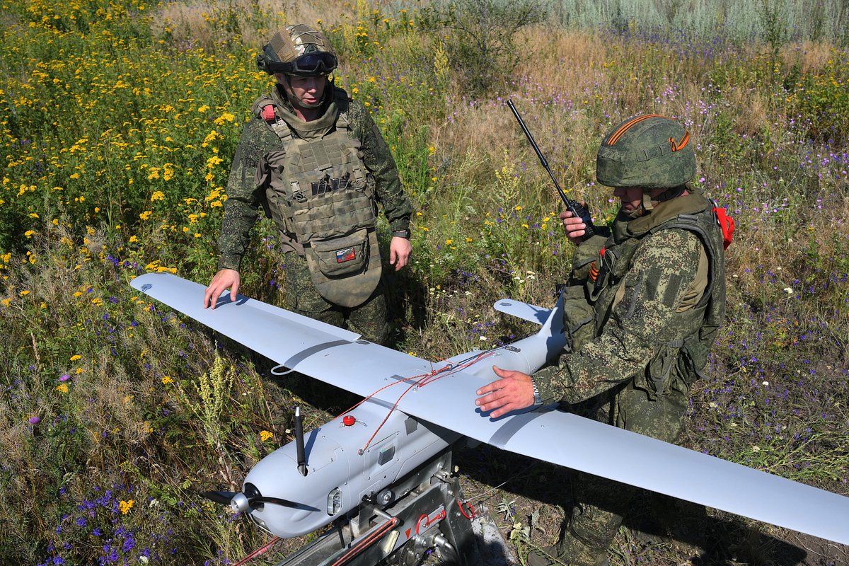 Военнослужащие расчета разведывательного БПЛА «Орлан-10» группировки войск «Центр» готовят беспилотник к запуску на красноармейском направлении специальной военной операции
