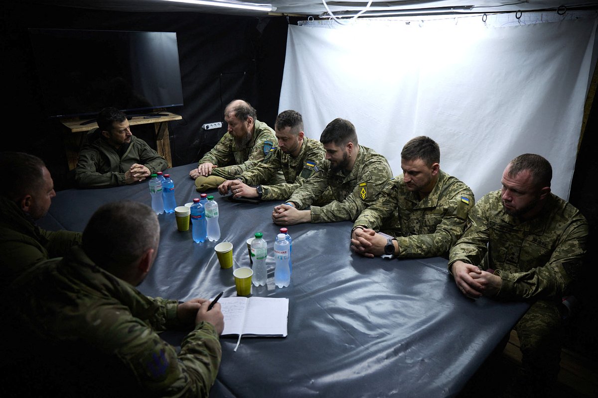 Президент Украины Владимир Зеленский на встрече с украинскими военными во время визита на линию фронта, 22 марта 2025 года