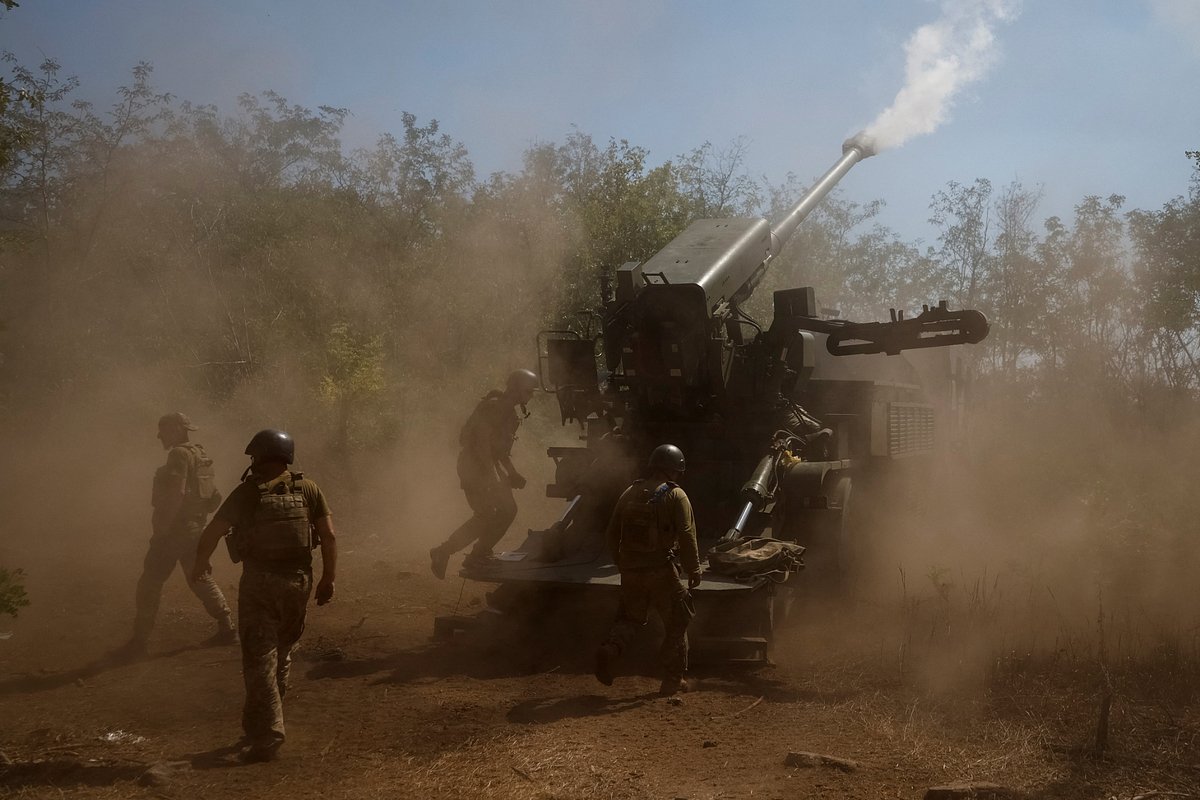 Украинские военнослужащие ведут огонь из самоходной гаубицы в Запорожской области