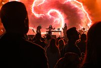 «Мы мост между прошлым и настоящим» В топах музыкальных чартов — этно-группы. Чем эта музыка цепляет россиян?