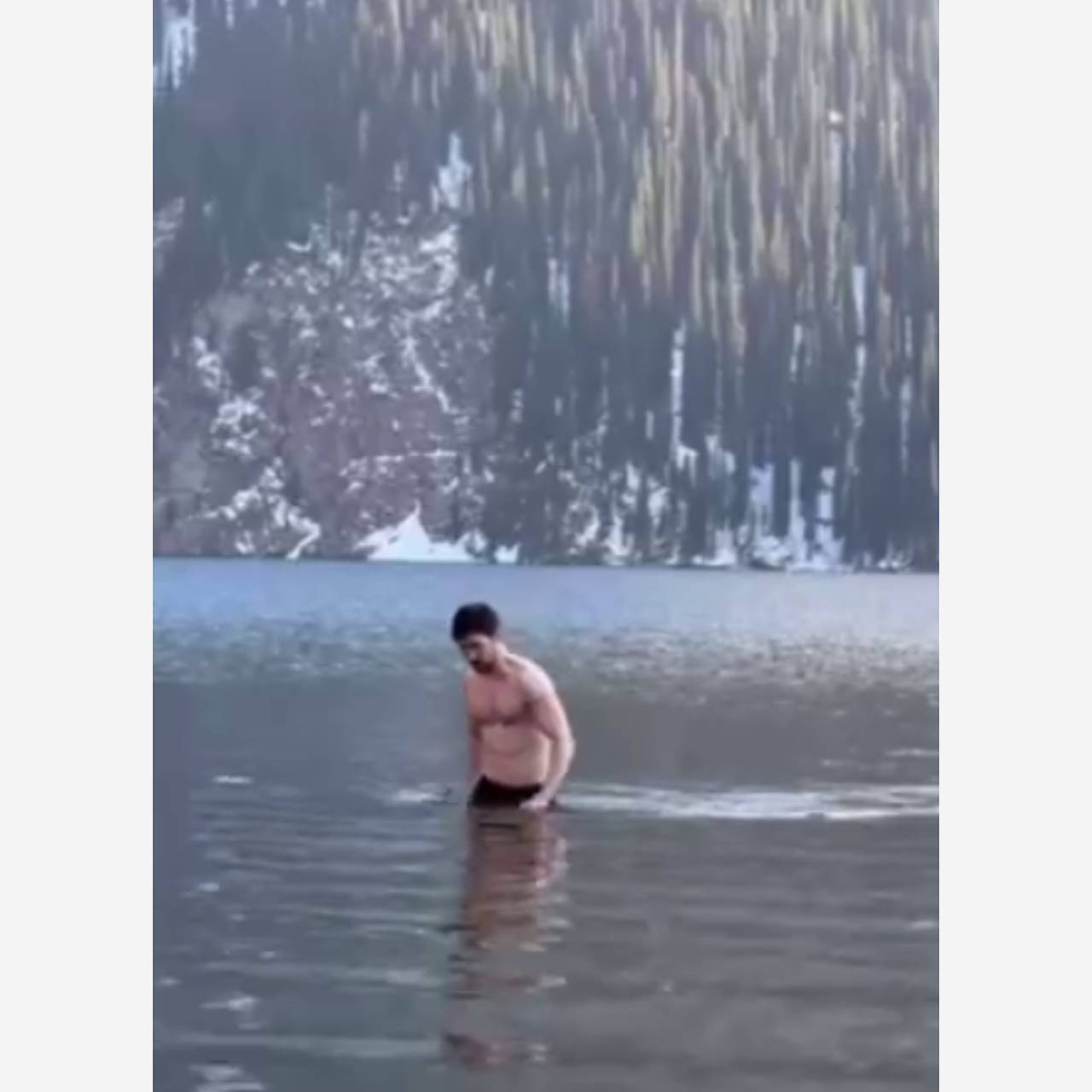 Полуголый Дуров искупался в озере и спровоцировал расследование
