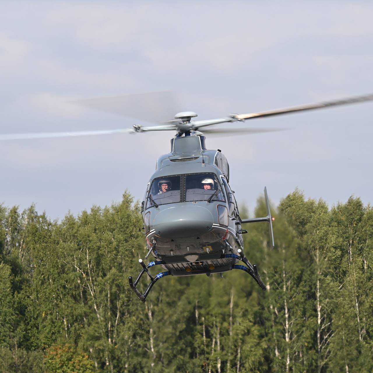 Россияне начали ловить рыбу с вертолетов