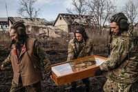 «Двухсотые поднялись по лестнице в небо» Священники проповедуют о чудесных спасениях на СВО. Что они рассказывают бойцам?
