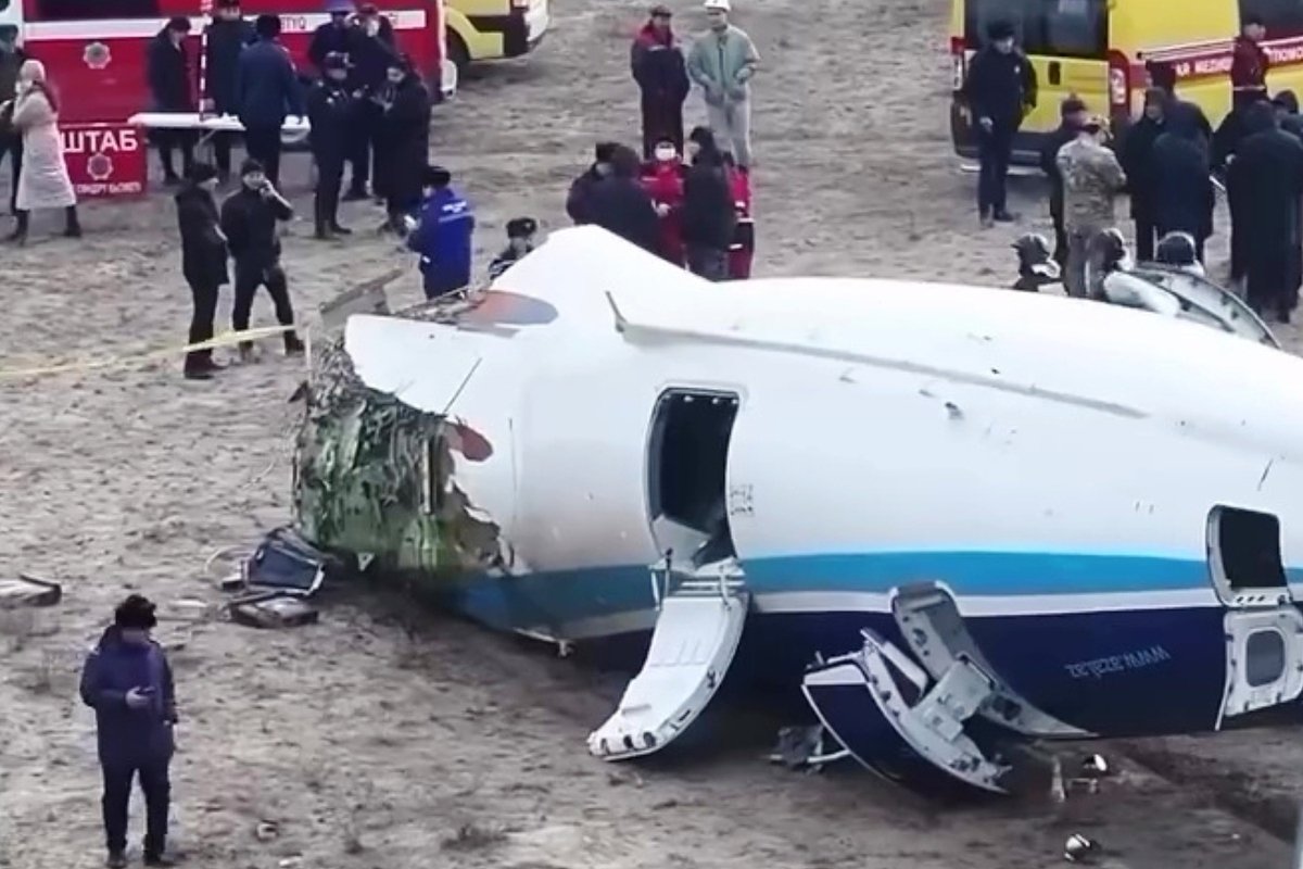Место крушения самолета Embraer 190 азербайджанской авиакомпании AZAL, Актау, 25 декабря 2024 года