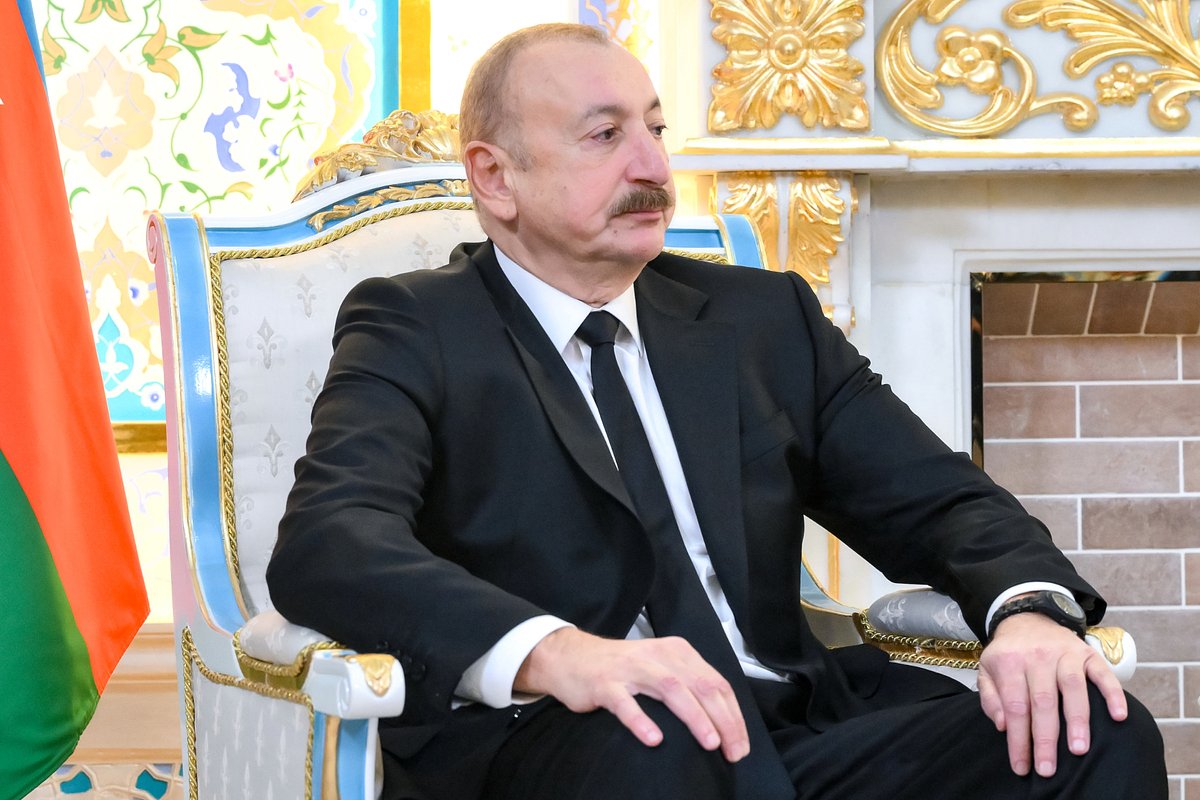 Президент Азербайджана Ильхам Алиев во время встречи с президентом РФ Владимиром Путиным, правительственная резиденция в Душанбе, 9 октября 2025 года.