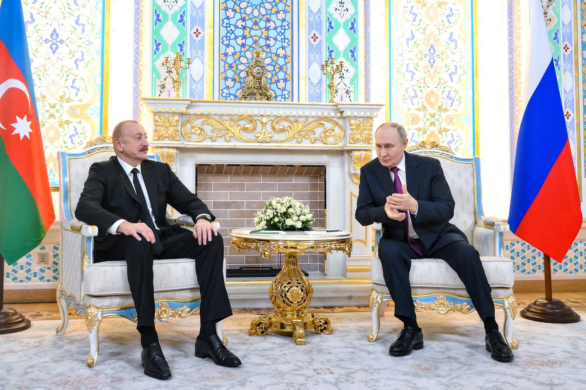 Президент РФ Владимир Путин и президент Азербайджана Ильхам Алиев (слева), правительственная резиденция в Душанбе, 9 октября 2025 года.