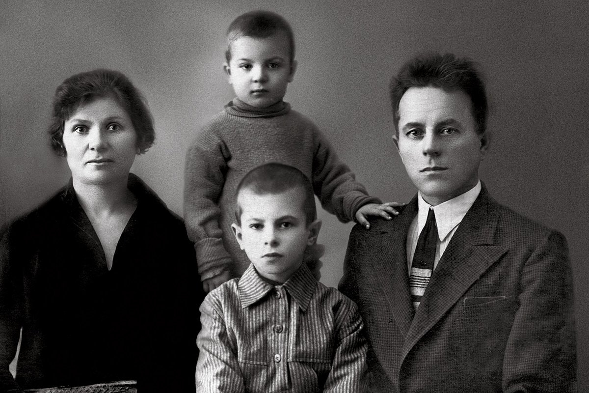 Семья Жореса Алферова: родители и брат