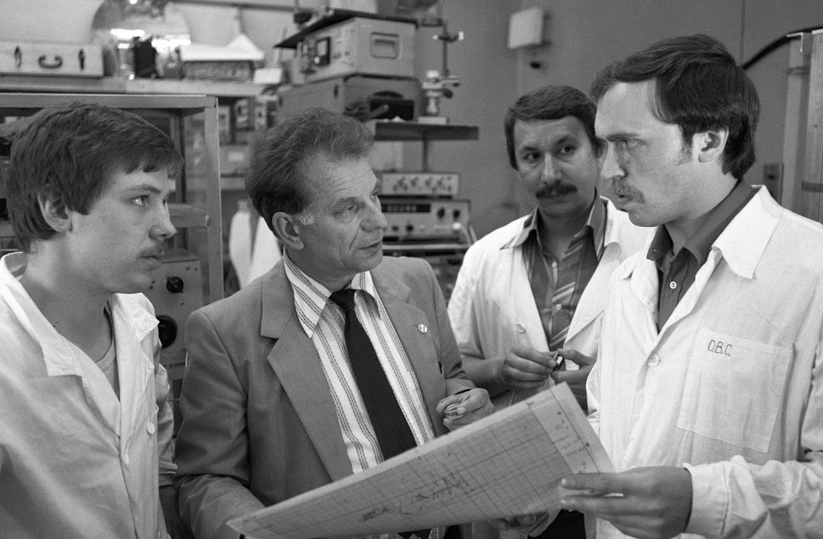 Руководитель лаборатории Жорес Алферов и его ученики (слева направо): стажер-исследователь Андрей Воднев, кандидат физико-математических наук Михаил Мизеров и младший научный сотрудник Олег Сулима