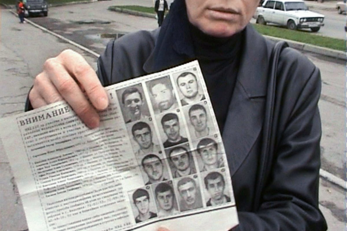 Родственница убитых боевиков выступает с требованием выдачи тел погибших во время атаки на Нальчик