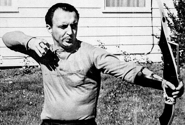 Лоуренс Бейдер отменно стрелял из лука