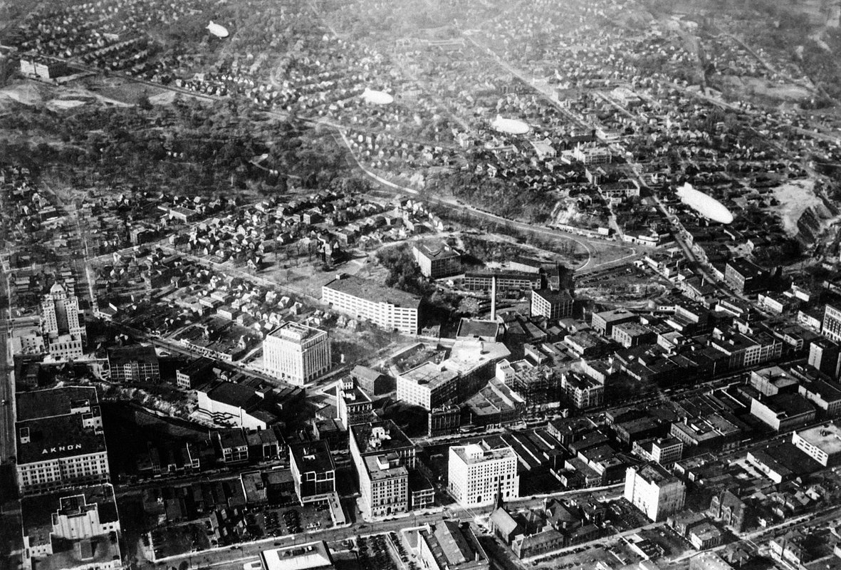Бейдер провел детство в Акроне — небольшом городке, в котором не было тогда и 70 тысяч жителей
