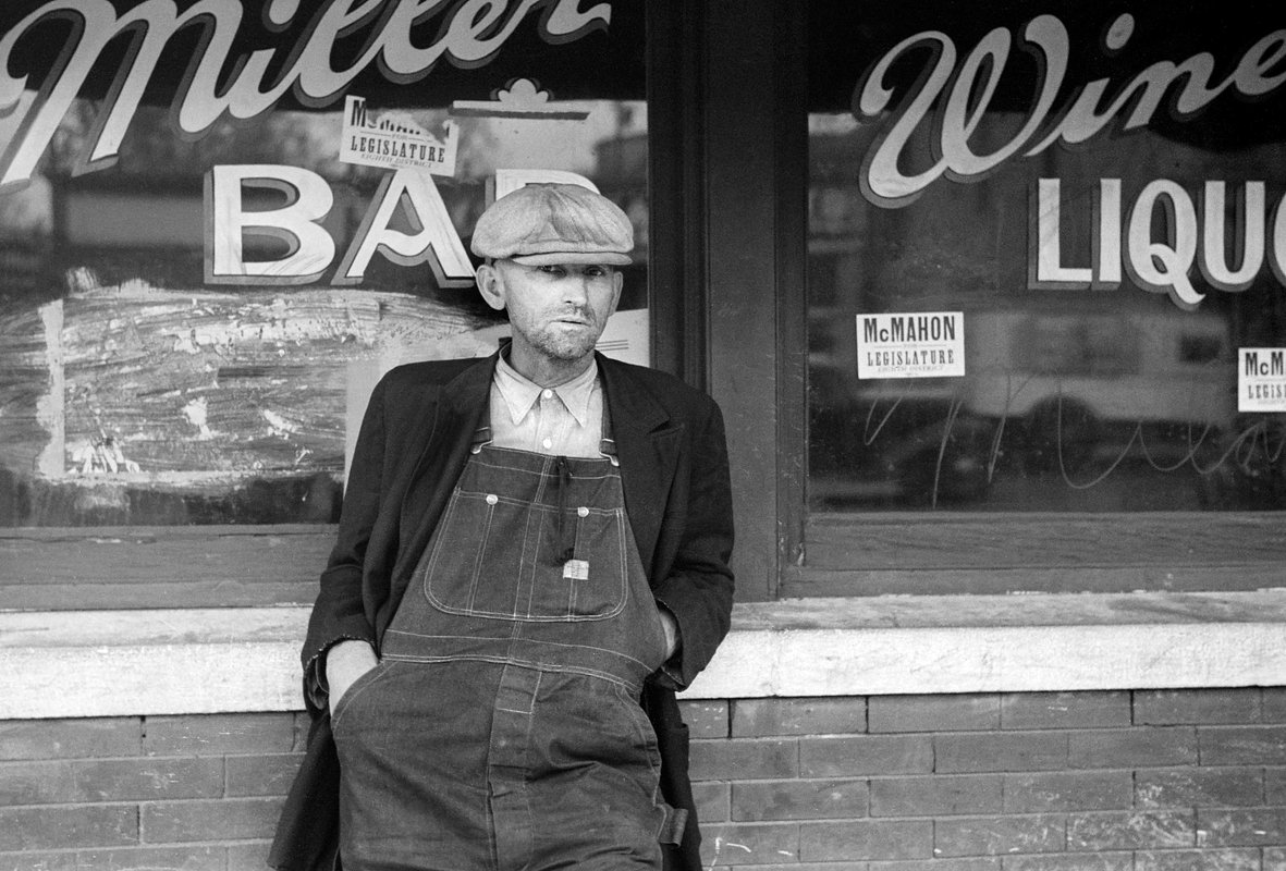 Незнакомец первым делом прошерстил бары Омахи. Не пил, но интересовался вакансиями