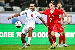 Саман Годдос (Иран) и Алексей Батраков (Россия) в матче  между командами России и Ирана.