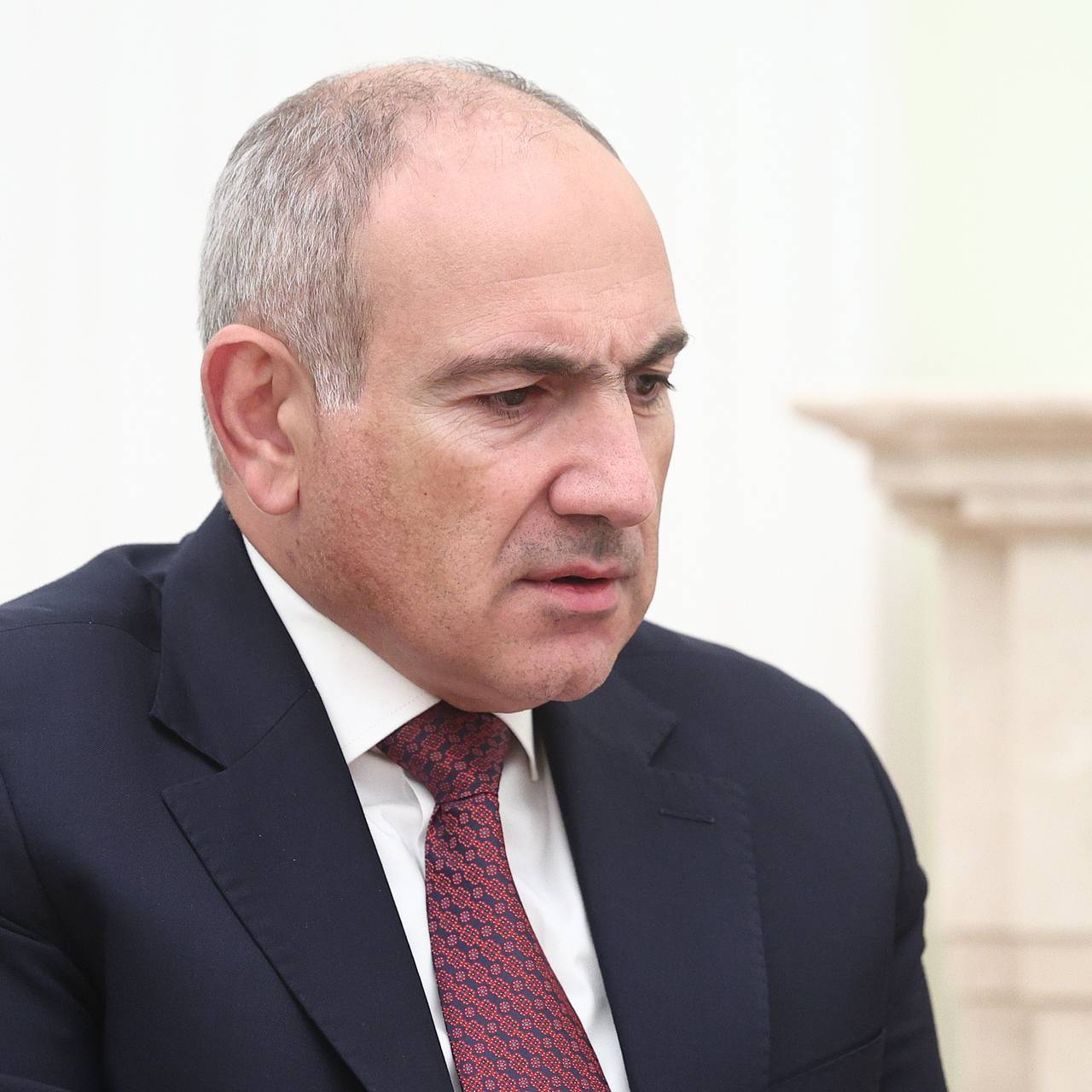 Пашинян включил песню Земфиры о любви и задумался