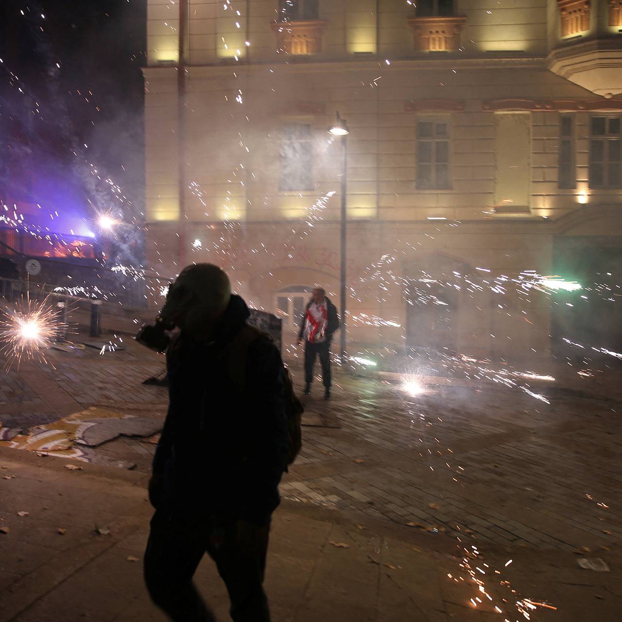 Протестующие остались в Тбилиси после попытки штурмовать дворец президента