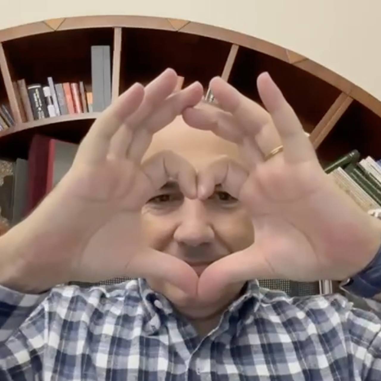 Пашинян показал подписчикам сердечко