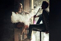 «Парни сидели в какой-то эйфории» Россияне попадают в сети мошенниц и разоряются в ресторанах. Как устроены эти схемы?