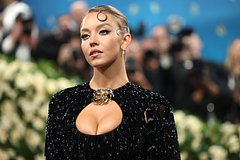 Образ Сидни Суини на презентации фильма вызвал споры в сети