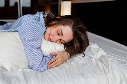 Любителей спать на животе предупредили о последствиях