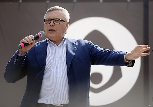 Михаил Касьянов (признан Минюстом иностранным агентом) во время митинга